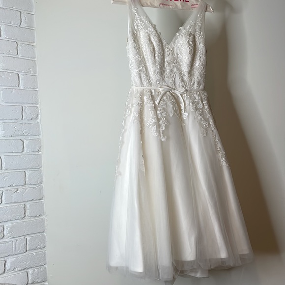 Ellis of London tea length wedding gown altered to size 4-6 - Picture 3 of 8